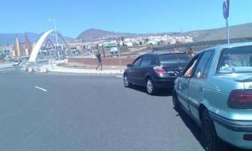 Imagen del accidente entre dos vehículos en el puente de San José de Las Longueras (Foto twitter Policía Local)