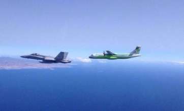 Un F-18 del Ala 46 de la Base Aérea de Gando escolta al ATR-72 de Binter que protagonizó el simulacro (Foto TA)