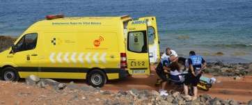 Sanitarios del SUC y agentes de la Policía Local de Telde trasladan a la mujer hasta el interior de la ambulancia (Foto TA)