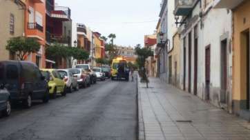 Una ambulancia del SUC y agentes de la Policía Local, en el lugar del suceso (Foto TA)