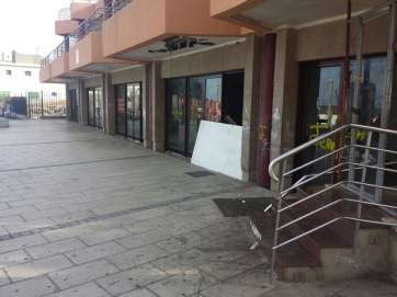 Imágenes de la caída de un tablero en la superficie comercial en desuso de La Garita (Foto TA)