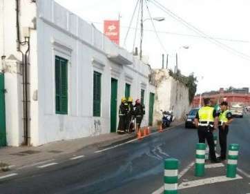 Una patrulla del CNP, esta tarde frente a la vivienda en donde se registró el incendio (Foto TA)