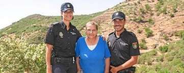 La vecina Natividad María flanqueada por los dos agentes que le salvaron la vida (Foto de Borja Suárez/C7)