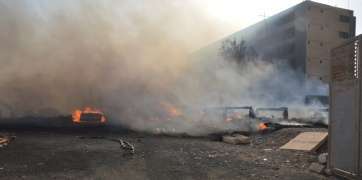 El incendio se desató en un solar de la clínica situado delante del inmueble de atención a los internos (Foto Antonio Alí)