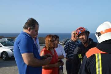 La alcaldesa con la consejera insular y el concejal de Seguridad charla con el director gerente de la residencia (Foto TA)