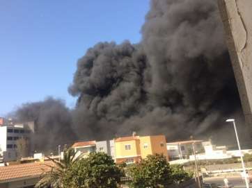 El viento desplazó la humareda negra hacia el Sur (Foto TA)