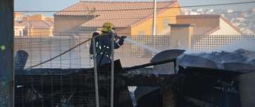 Los bomberos extinguen el incendio (Foto TA)