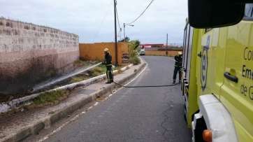 Actuación de los bomberos, este sábado en Cánovas del Castillo (Foto TA)