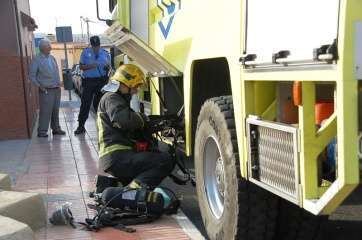 Imagen de archivo de la intervención de los bomberos en un siniestro en Telde (Foto TA)