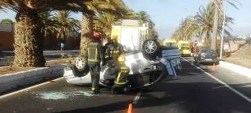 Imagen del turismo que volcó esta tarde en la Avenida del Cabildo (Foto TA)