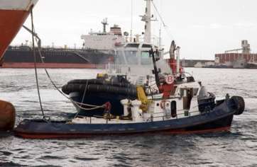 El remolcador Arico, en primer término, junto a otra embarcación del Grupo Boluda (Foto TA)
