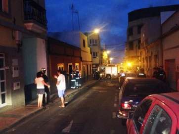 Intervención de los bomberos en el incendio de esta noche en Casas Nuevas (Foto TA)