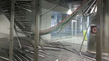 Desplome del techo de una sala del aeropuerto de Gran Canaria (Foto Europa Press)