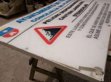 Destrozos a señales indicativa ubicadas en las playas (Foto TA)