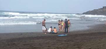 El hombre tendido en la arena se recupera del susto (Foto TA)