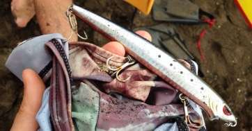 El anzuelo le rajó el bañador por varios sitios (Foto TA)