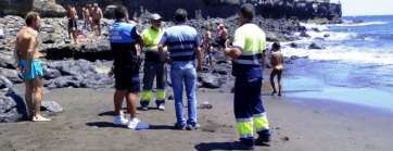 Personal y agentes de la Policía Local en la playa de Garita, en la zona donde aparecieron los excrementos (Foto TA)