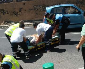 Personal de SUC y Policía Local atienden al herido (Foto TA)