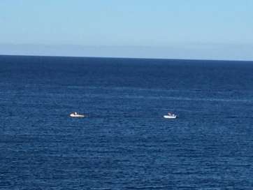 Imagen de la embarcación siendo remolcada por la moto de agua de Proactiva (Foto TA)