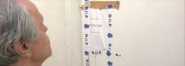 Bernardo Domínguez, hermano del fallecido, junto a la vivienda en la que se halló el cadáver (Captura de la Televisión Canaria)