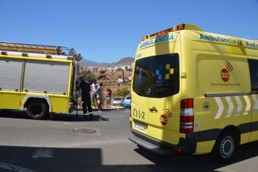 Imagen de la ambulancia y la dotación de bomberos desplazados al lugar (Foto Antonio Alí)