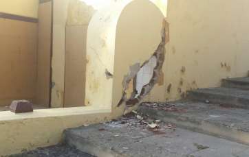 Imagen del muro destrozado en la Casa de la Condesa de Jinámar (Foto TA)