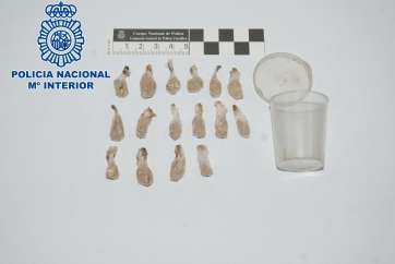 Imagen de las 16 monodosis de heroína intervenidas al detenido (Foto TA)