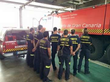 Efectivos del Consorcio de Gran Canaria y de Aena, este martes en el parque de bomberos de Gando (Foto TA)