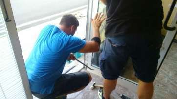 Puerta forzada de un negocio en Marpequeña Alta (Foto TA)