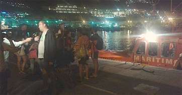 Algunos de los evacuados a su llegada a Puerto Rico en una embarcación de Salvamento Marítimo (Foto TA)