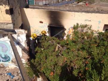 Intervención de los bomberos en la vivienda abandonada (Foto TA)