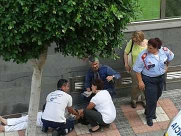 Imagen de archivo de servicios sanitarios atendiendo a una persona desmayada en una vía pública de Telde (Foto TA)