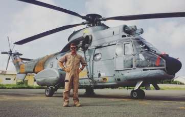 El sargento teldense Johnander Ojeda, junto a un helicóptero Super Puma del SAR (Foto TA)