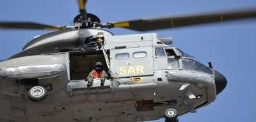 Imagen de archivo de un helicóptero Super Puma del 802 Escuadrón sobrevolando Telde (Foto TA)