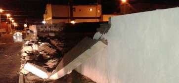 Muro que se derrumbó hace unos minutos en La Garita (Foto TA)