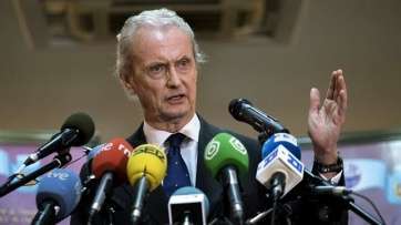 El ministro Pedro Morenés, esta noche en la rueda de prensa ofrecida en Gando (Foto Efe)