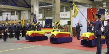 Los féretros con la bandera de España, en el funeral de esta tarde en Gando (Foto Jesús Ruiz Mesa)