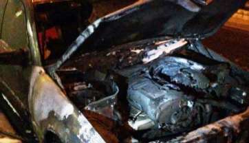 Vehículo que resultó dañado por el incendio del motor (Foto TA)