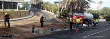 Los servicios de emergencia, trabajando esta tarde sobre el vertido de gasoil en El Goro (Foto TA)