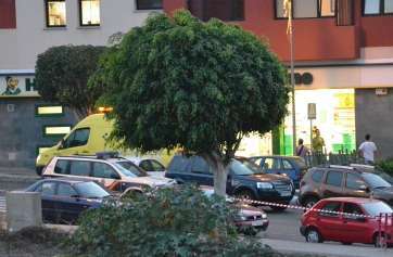 Ambulancia del SUC y vehículo del CNP hace unos minutos a las puertas del establecimiento (Foto TA)