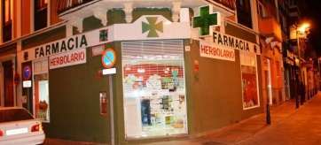 Imagen de la farmacia asaltada esta noche por los atracadores (Foto Antonio Alí)