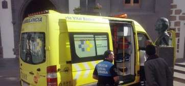 Ambulancia en la plaza de San Juan atendiendo a la extranjera (Foto TA)