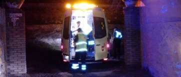 La ambulancia del SUC, en la entrada a la finca San Rafael, que atendió al herido (Foto TA)