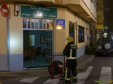 Bomberos y policías en el lugar del siniestro, hace unos minutos (Foto Claudio Sánchez)