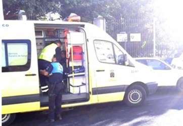 Atención a la afectada (Foto Twitter Policía Local Telde)