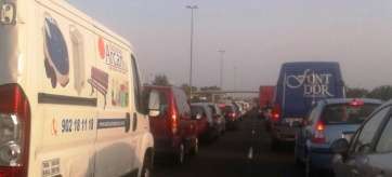 Atasco en la GC-1 debido al accidente (Foto TA)