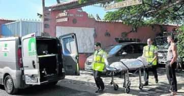 Momento en que los servicios funerarios retiran el cuerpo del hombre, encontrado muerto en su casa de Ojos de Garza (Foto Gerardo Montesdecoa-C7)