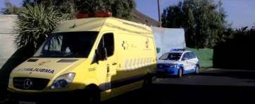 Ambulancia y un coche patrulla de la Policía Local en el lugar del suceso (Foto TA)