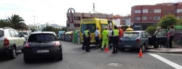 El vehículo que se salió de la vía y la ambulancia que acudió al lugar del siniestro (Foto TA)