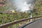 Incendio de una guagua de Global en una carretera de Telde (Foto TA)